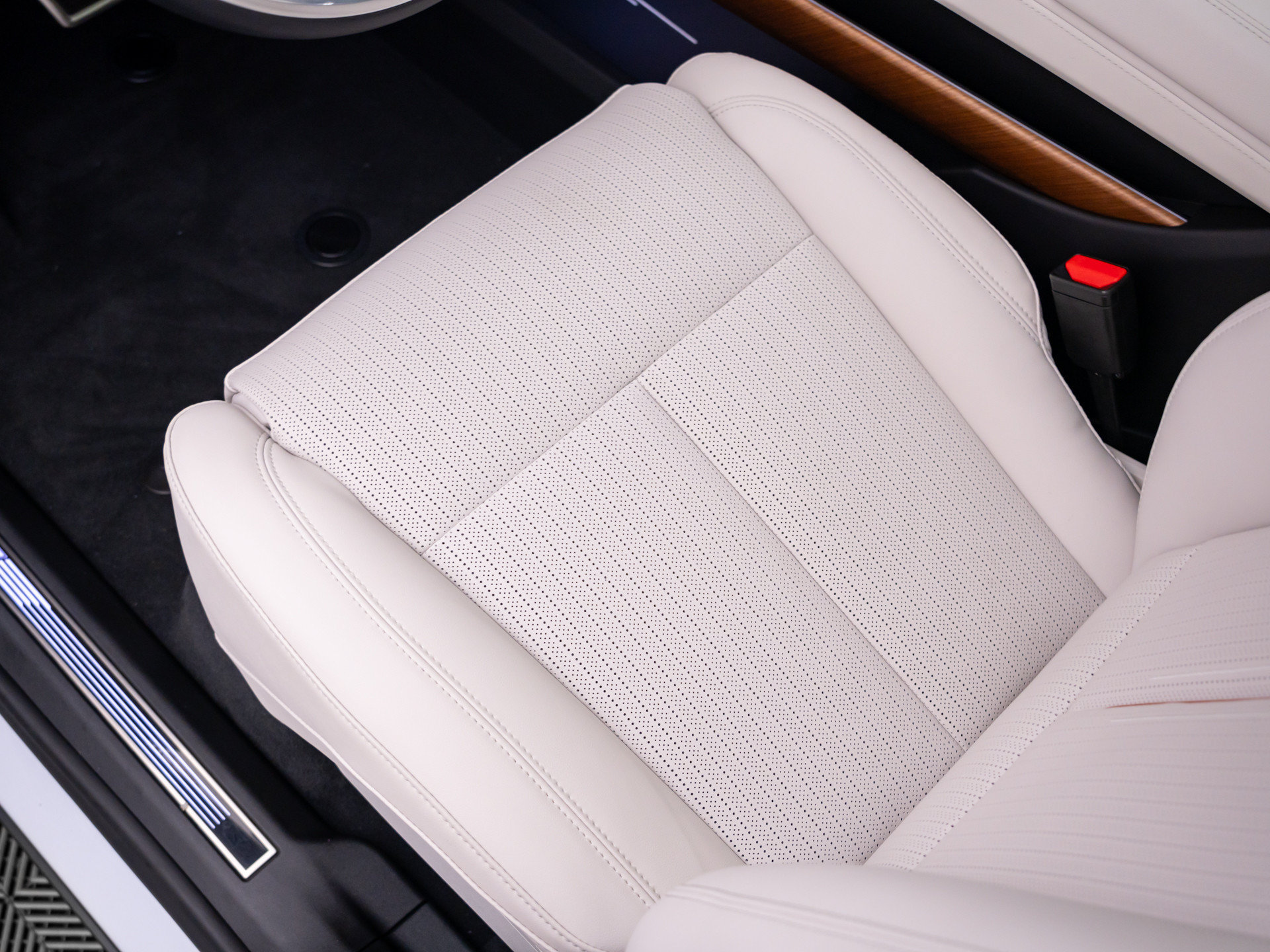 New 2027 Cadillac Vistiq Sport w/ LPO, Floor Liner Package AWD/4WD image 13