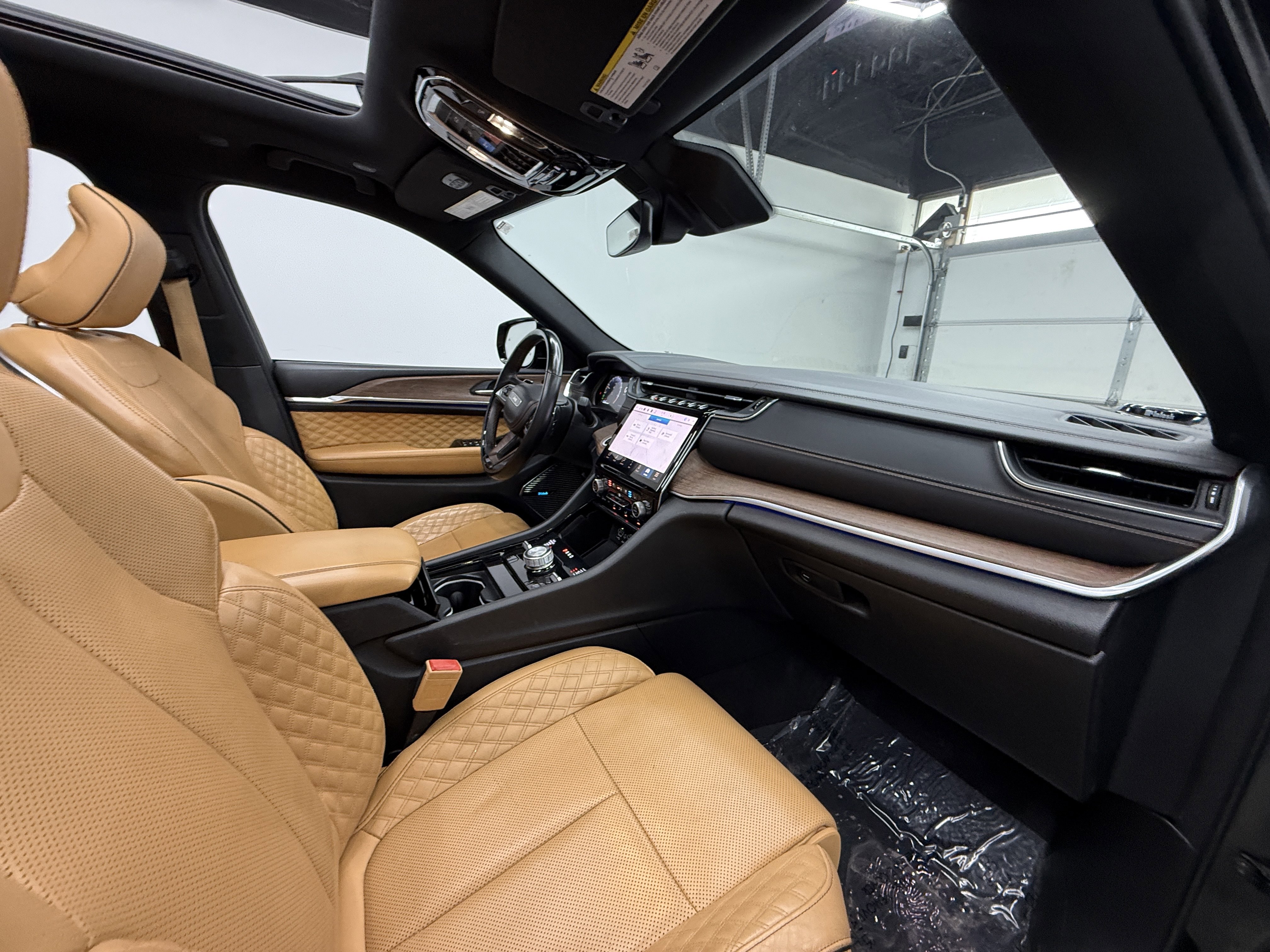 Used 2022 Jeep Grand Cherokee L Summit w/ Luxury Tech Group V image 24