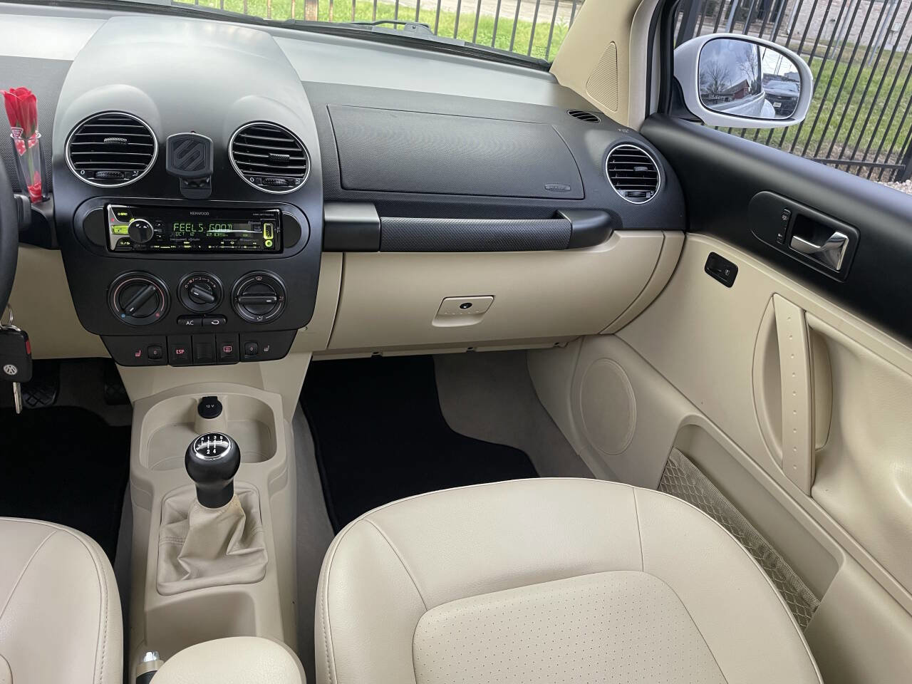 Used 2009 Volkswagen Beetle Base 2dr Coupe 5M image 22