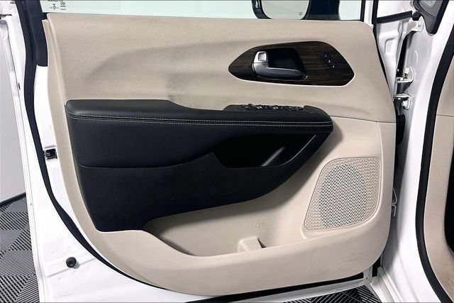 Used 2023 Chrysler Pacifica Limited FWD image 23