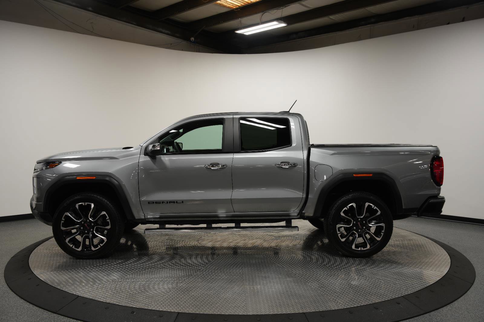 Used 2025 GMC Canyon Denali image 4