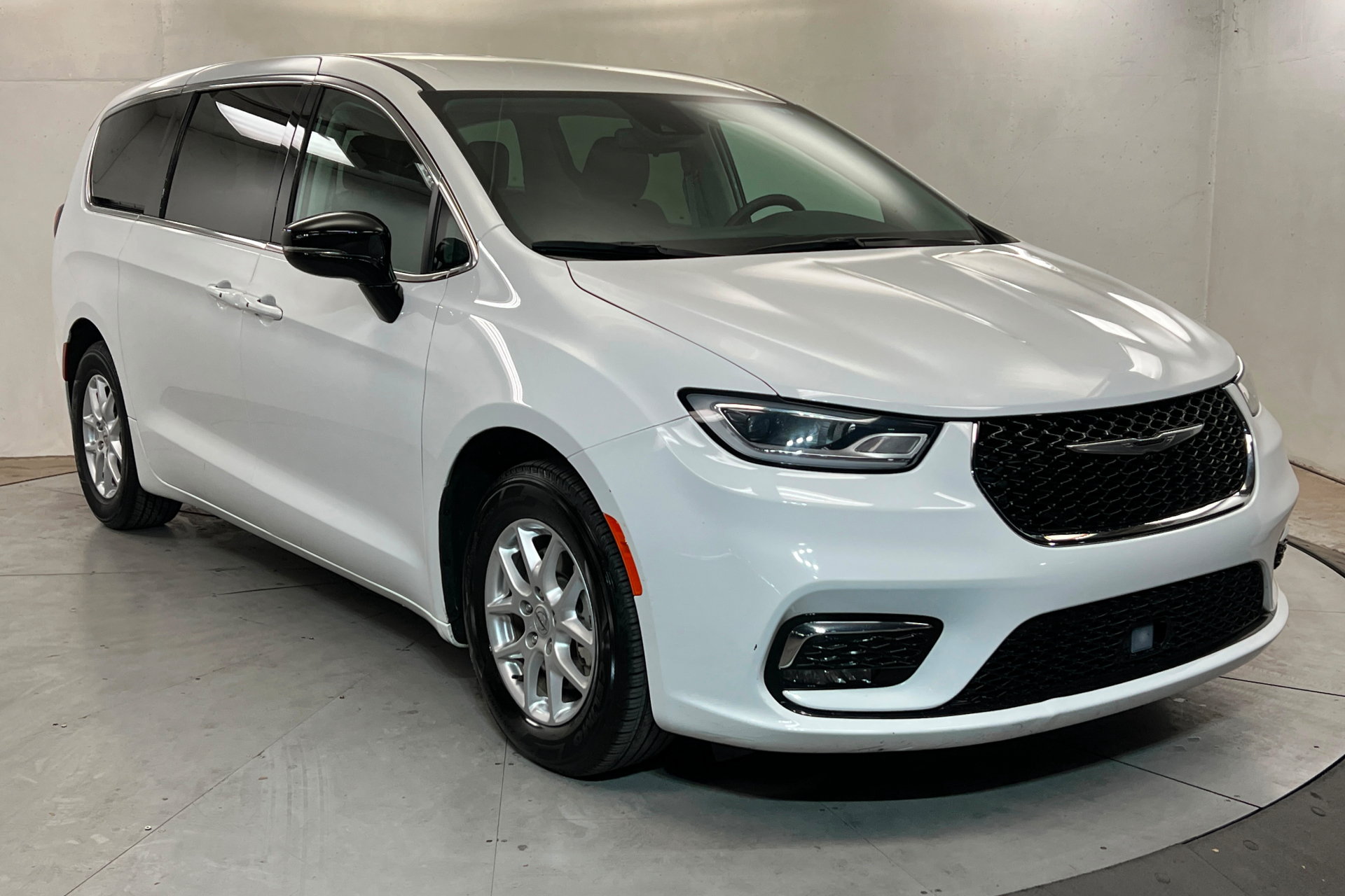 Used 2024 Chrysler Pacifica Touring-L FWD image 8