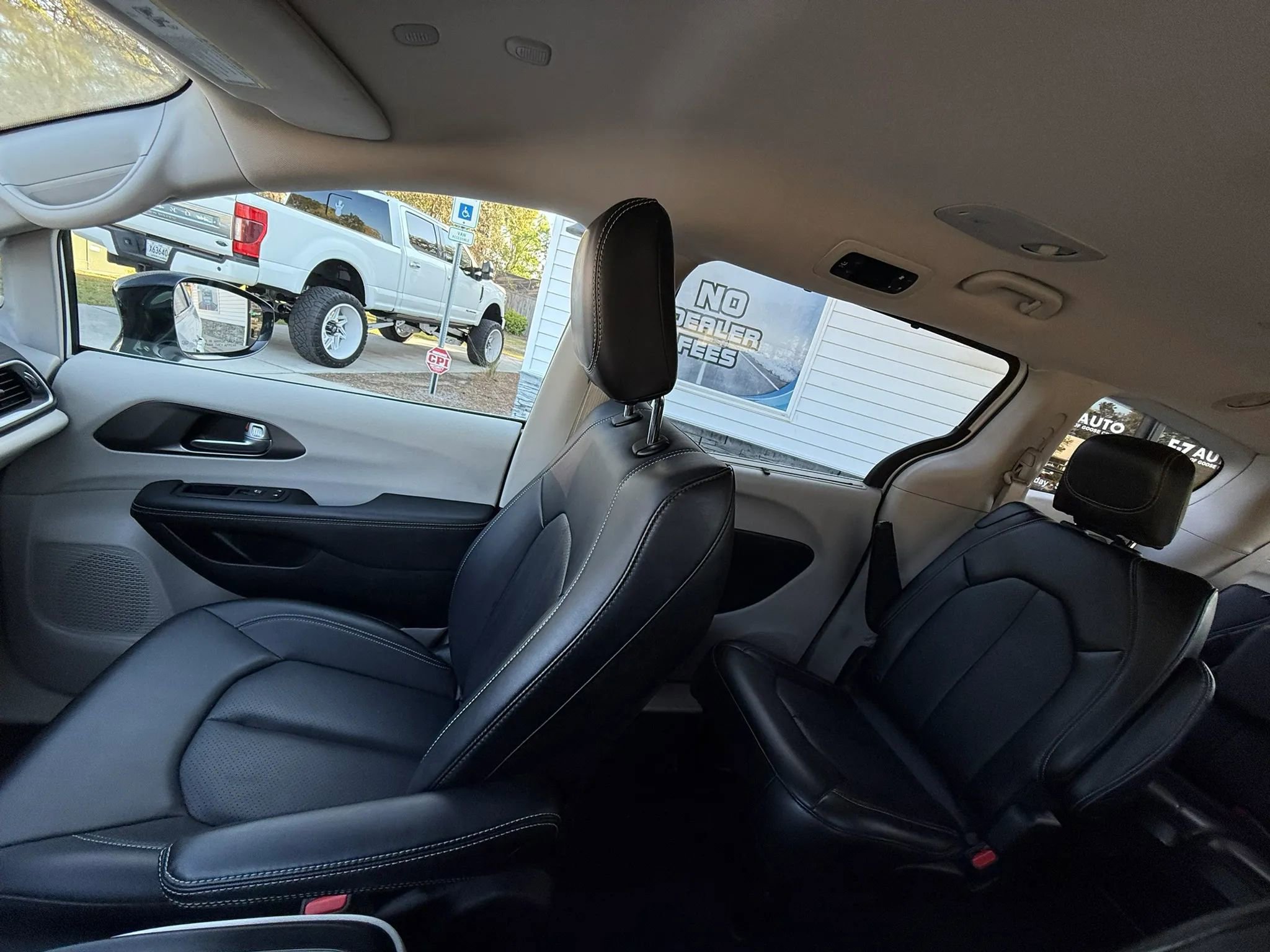 Used 2024 Chrysler Pacifica Touring-L FWD image 19