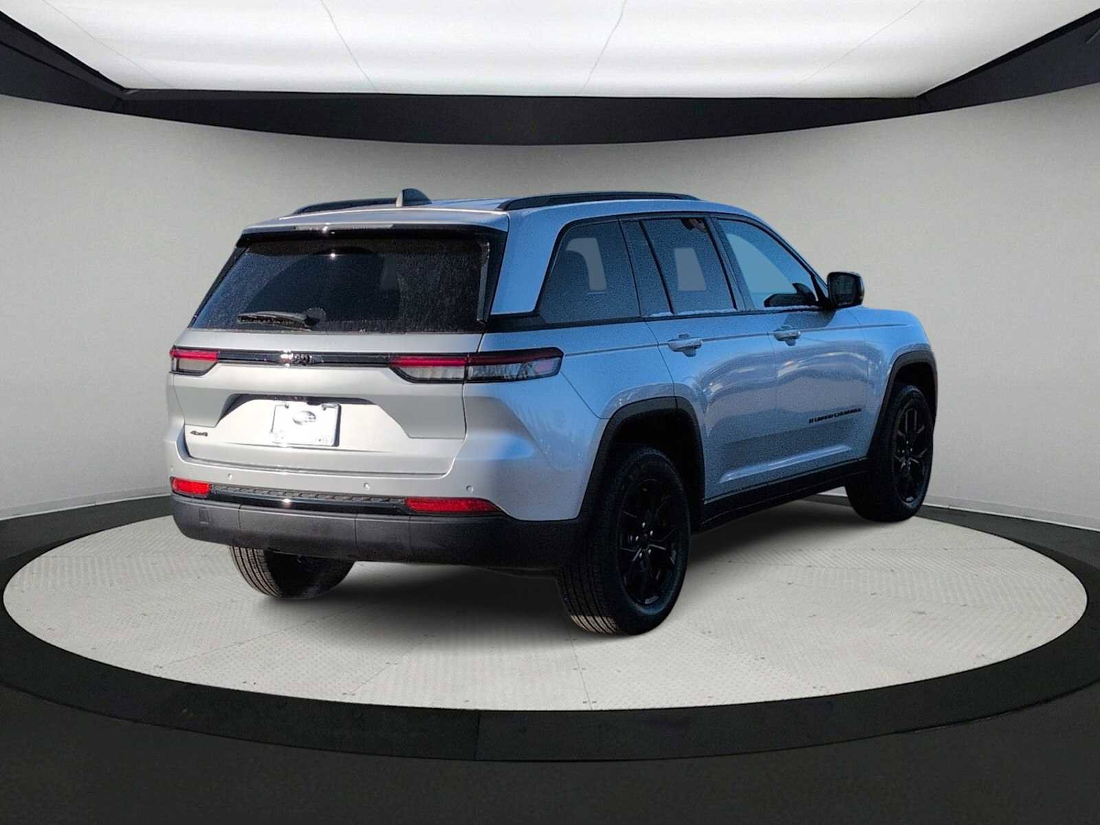 Used 2024 Jeep Grand Cherokee Altitude image 8