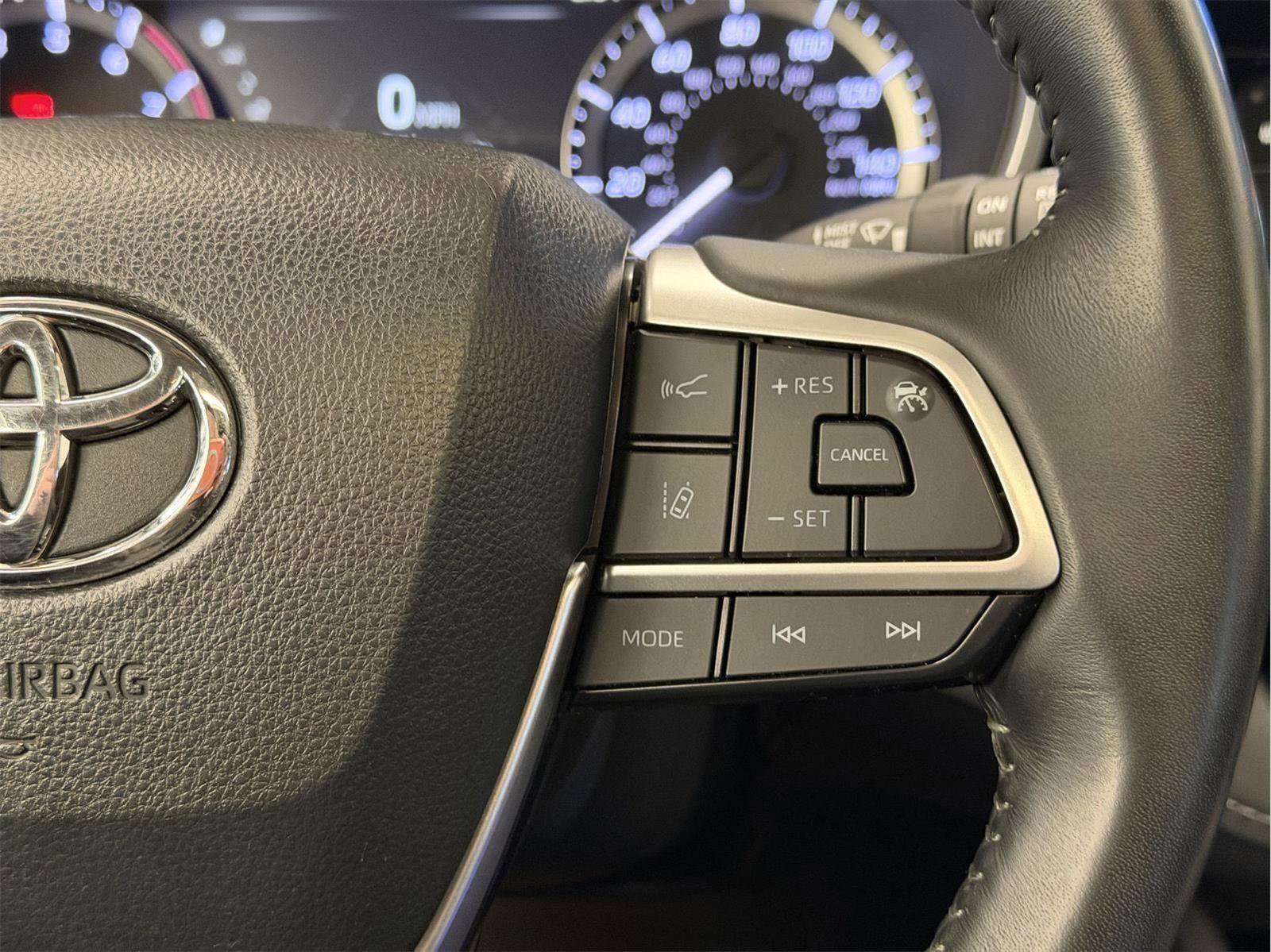 Used 2023 Toyota Highlander XLE AWD/4WD image 12