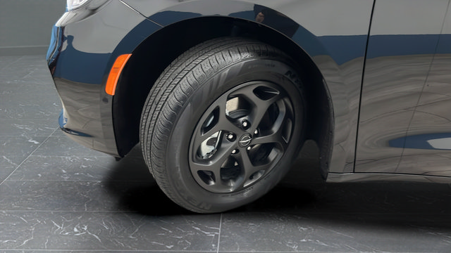 Used 2024 Chrysler Pacifica Premium FWD image 39