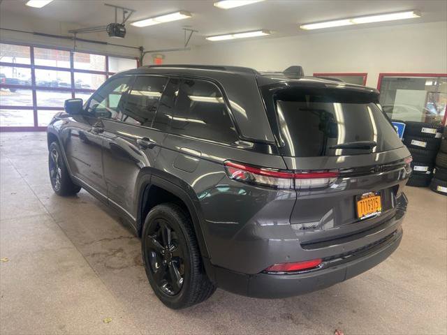 Certified 2023 Jeep Grand Cherokee Altitude image 10