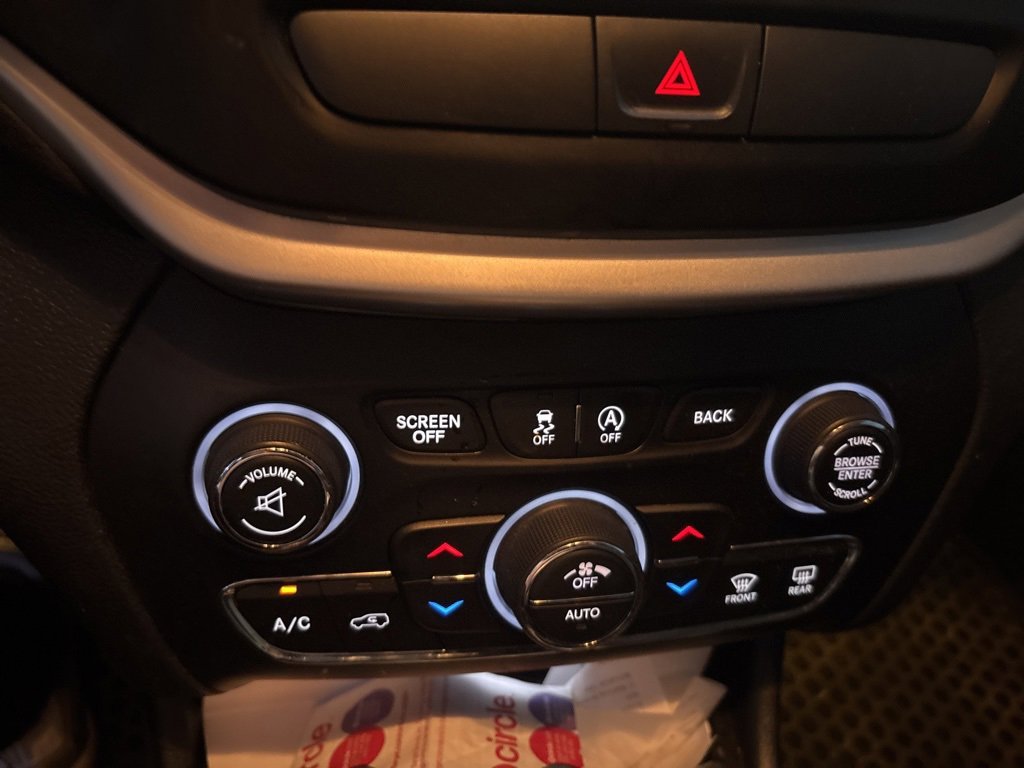 Used 2016 Jeep Cherokee Trailhawk w/ Comfort/Convenience Group image 17