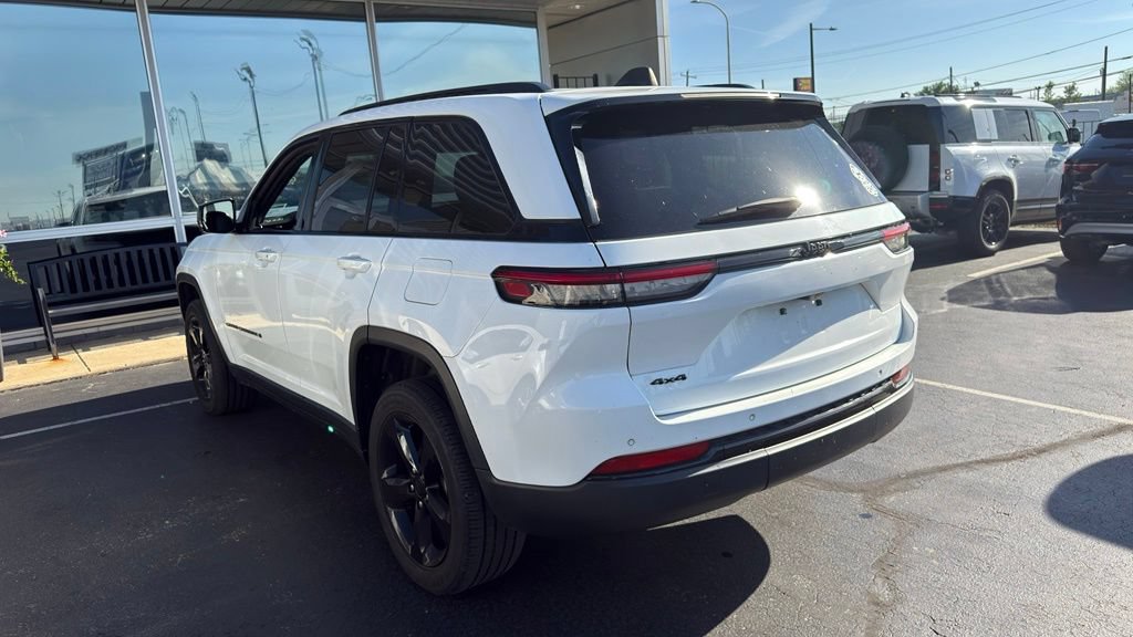 Used 2023 Jeep Grand Cherokee Altitude AWD/4WD image 7