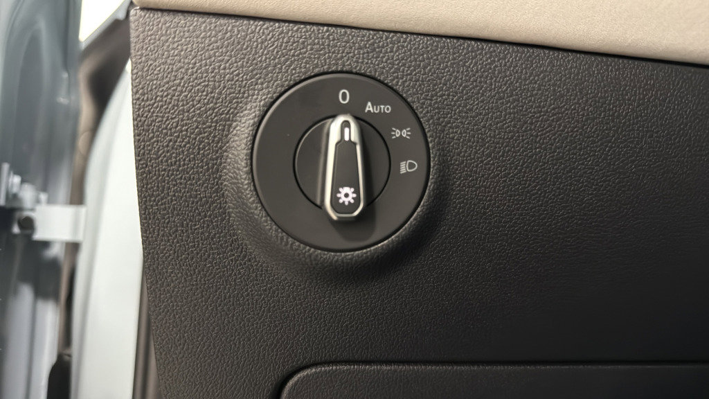 Used 2025 Volkswagen Taos SE image 19