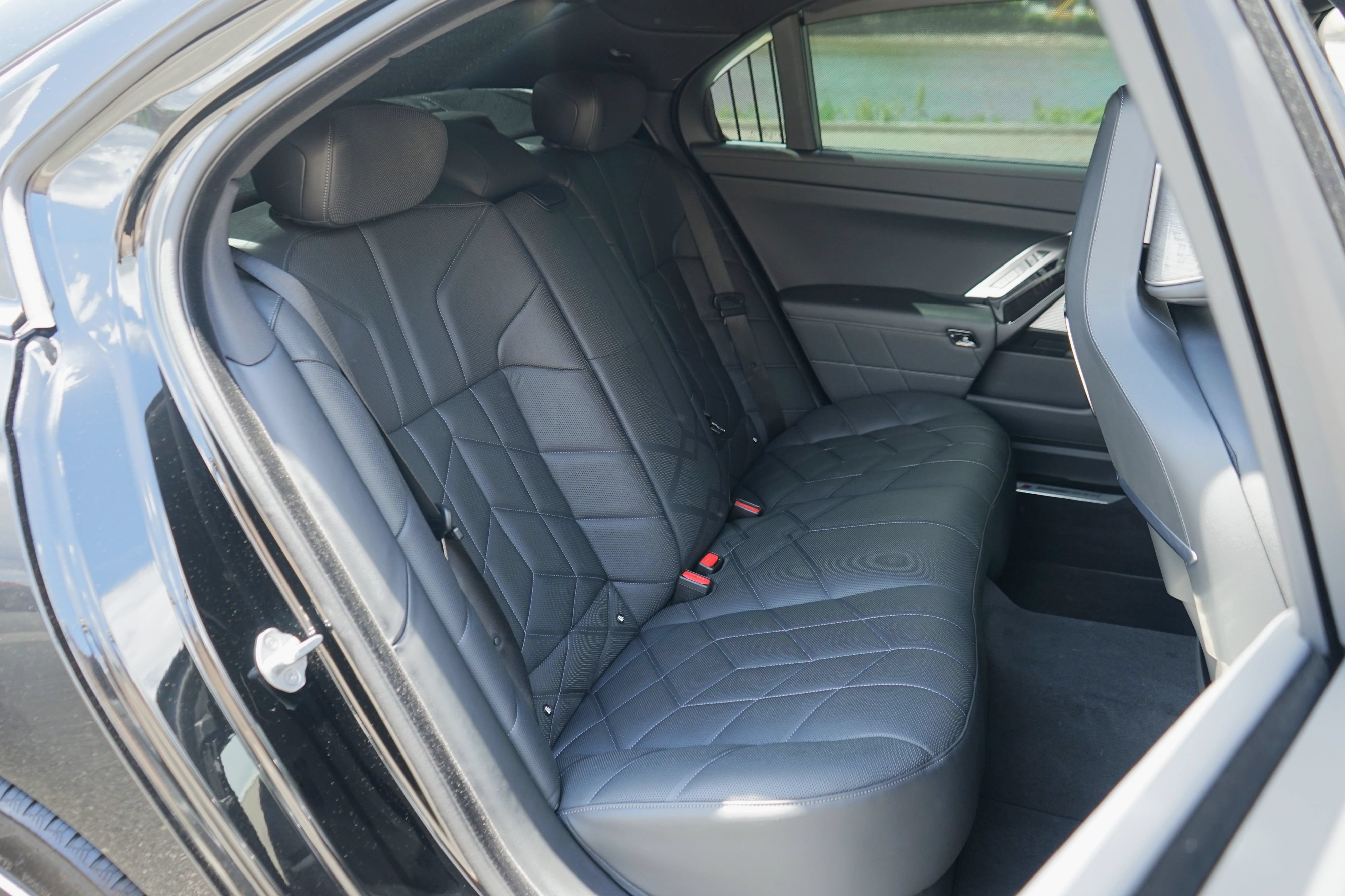 Used 2025 BMW 740i xDrive AWD/4WD image 39