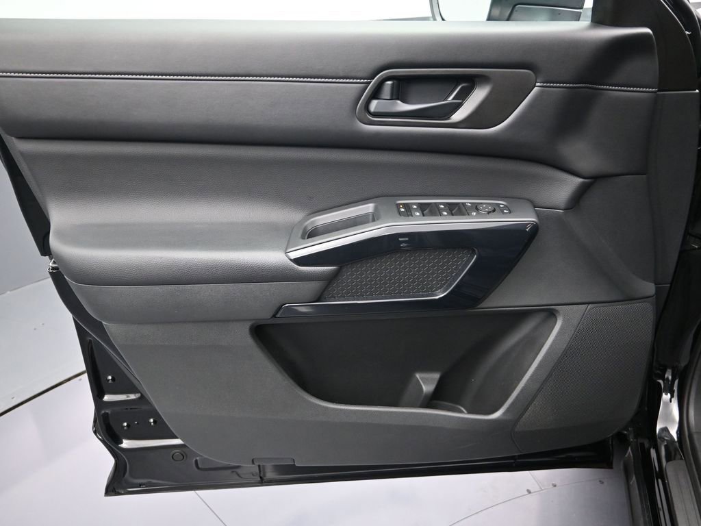 Used 2024 Nissan Pathfinder S image 12