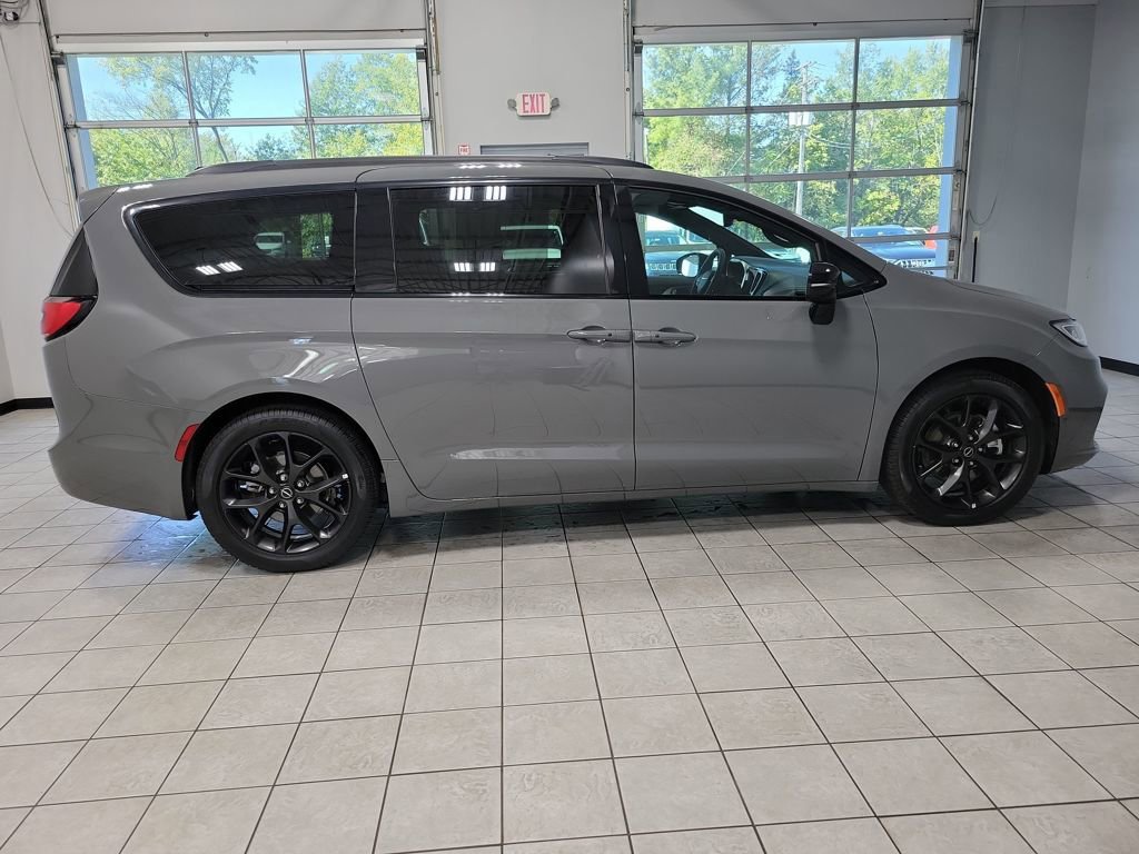 Used 2025 Chrysler Pacifica Limited image 51
