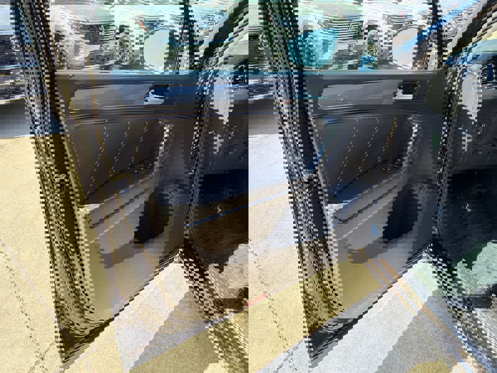 Used 2022 Volkswagen Tiguan SE w/ Panoramic Sunroof Package image 22