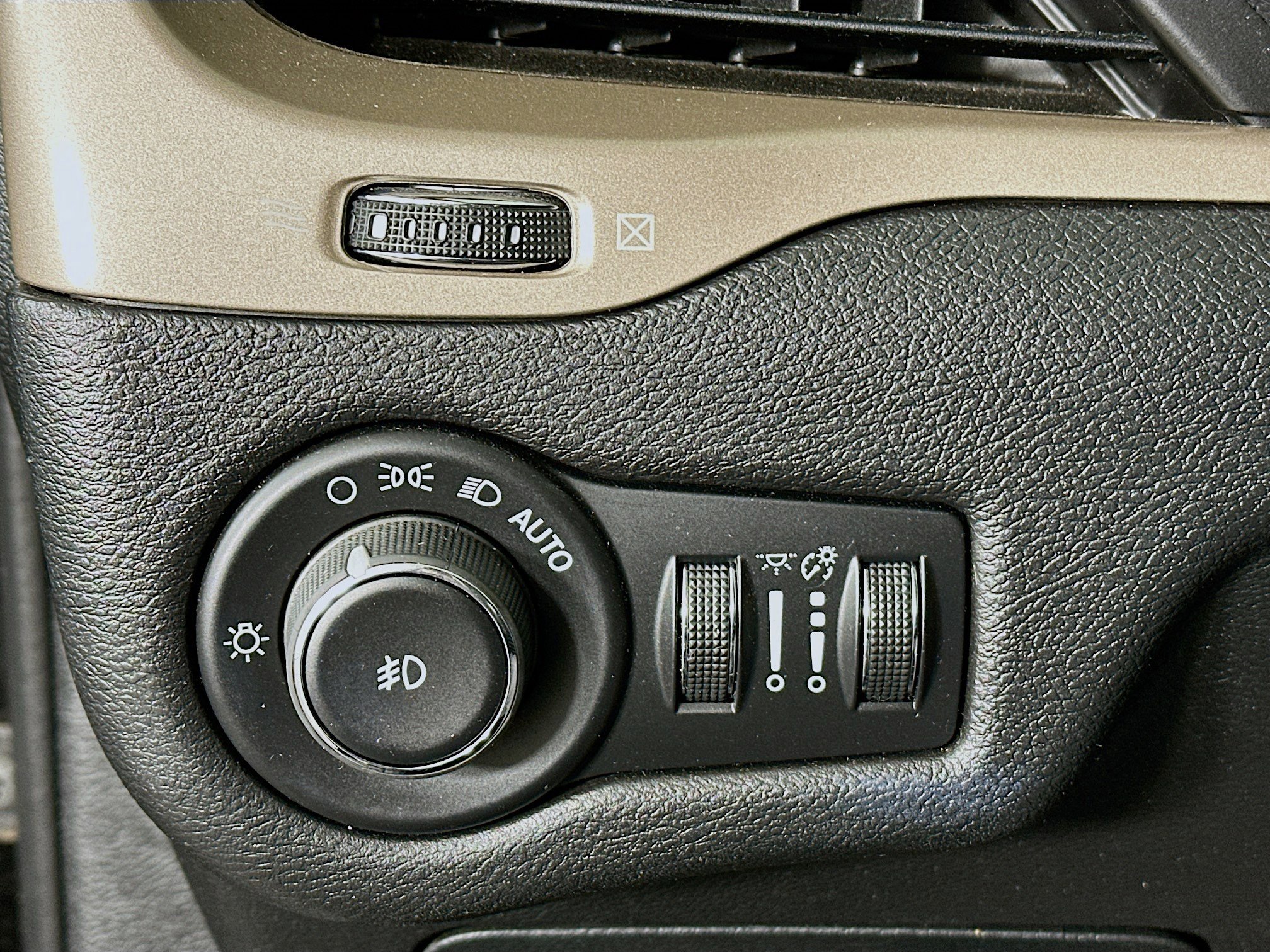 Used 2017 Jeep Cherokee Latitude w/ Cold Weather Group image 16