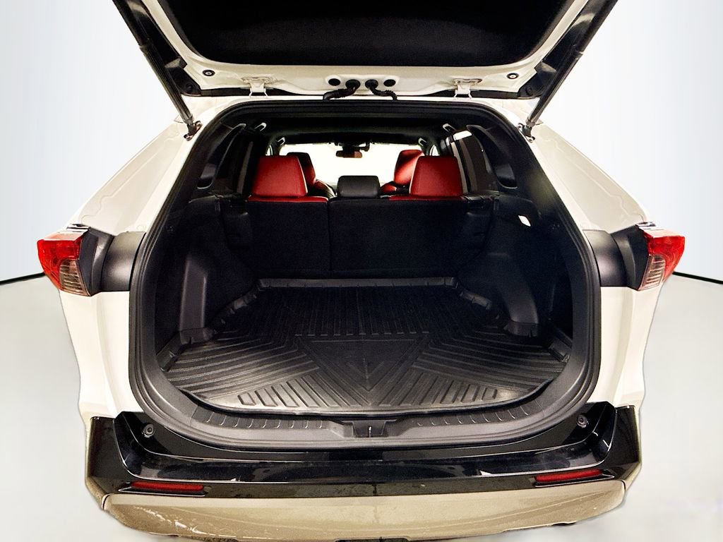 Used 2022 Toyota RAV4 SE image 6