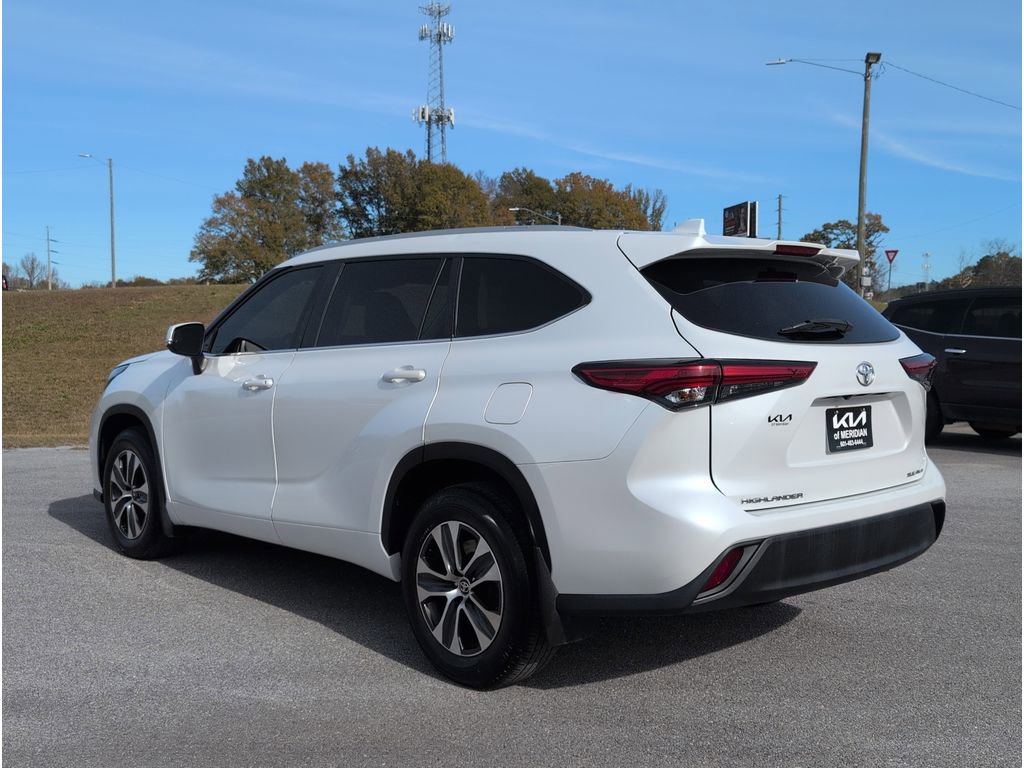 Used 2023 Toyota Highlander XLE image 3