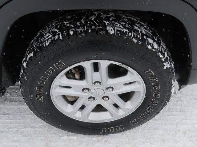 Used 2023 Jeep Grand Cherokee Laredo image 15