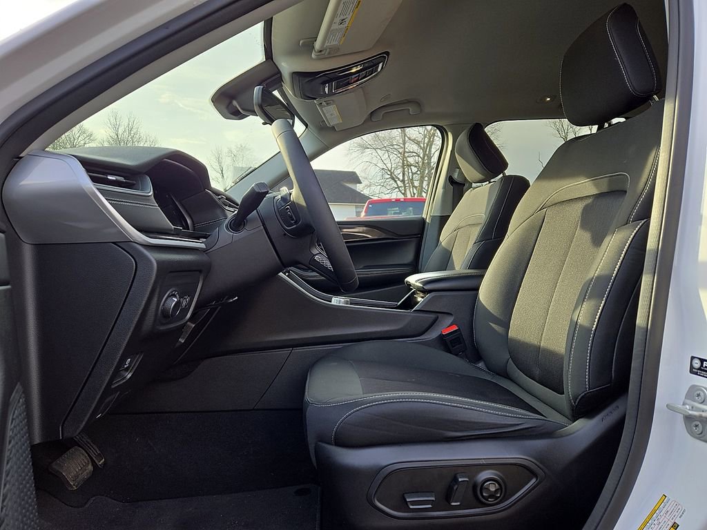 Used 2023 Jeep Grand Cherokee Laredo image 13