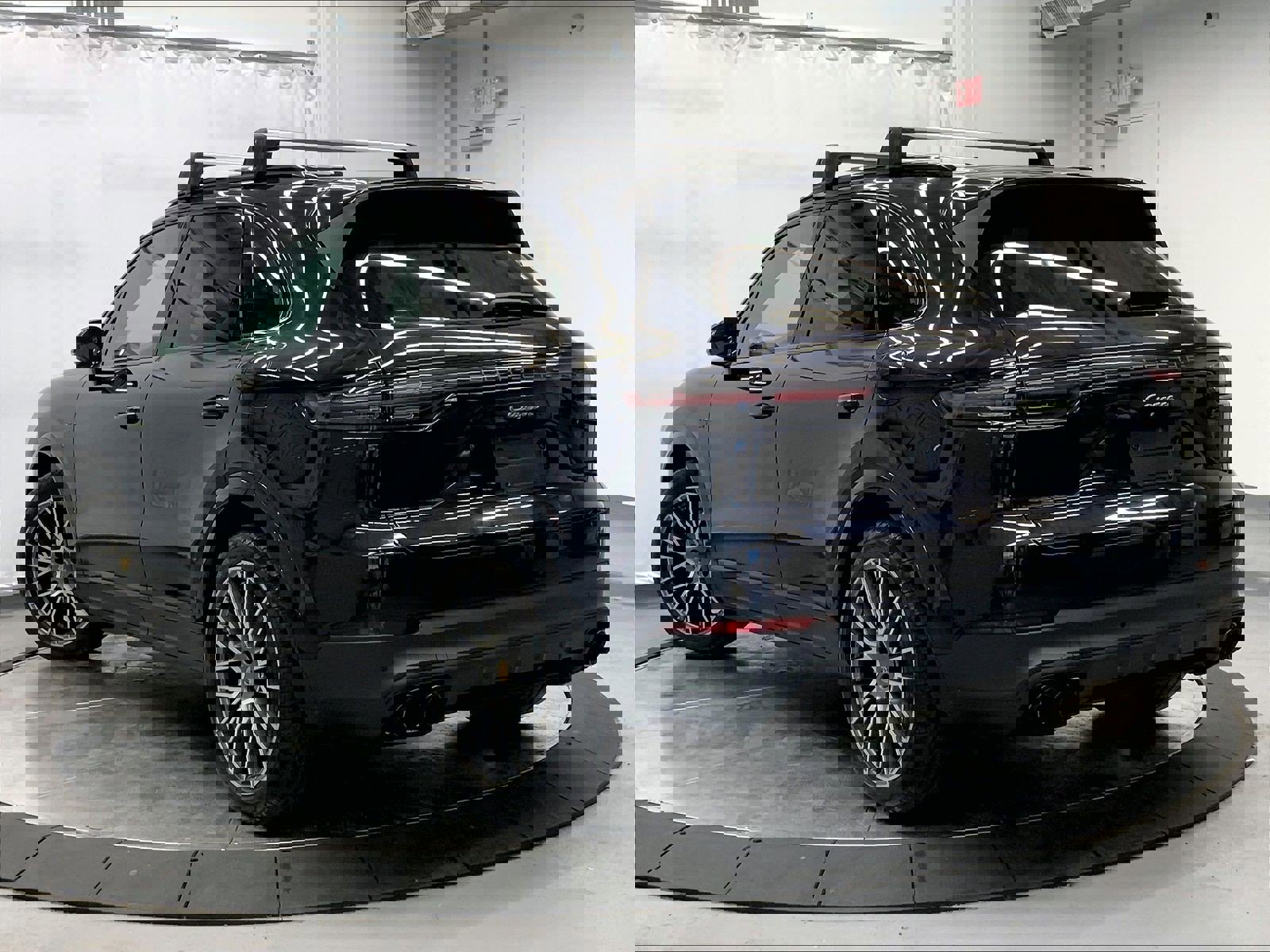 Used 2023 Porsche Cayenne Platinum Edition image 3