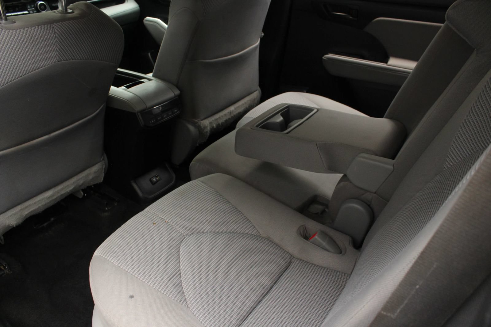 Used 2021 Toyota Highlander LE AWD/4WD image 21