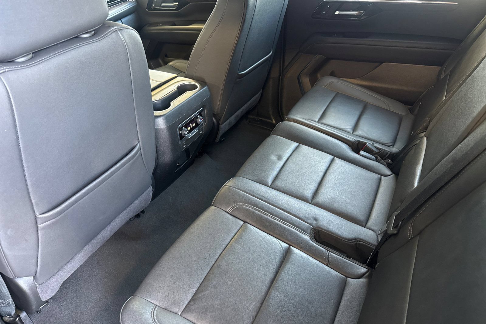 Used 2025 Chevrolet Suburban LT RWD image 13