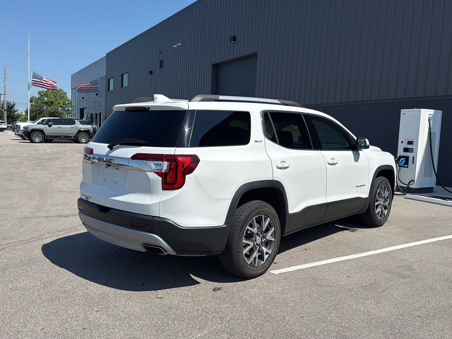 Used 2023 GMC Acadia SLT FWD image 3