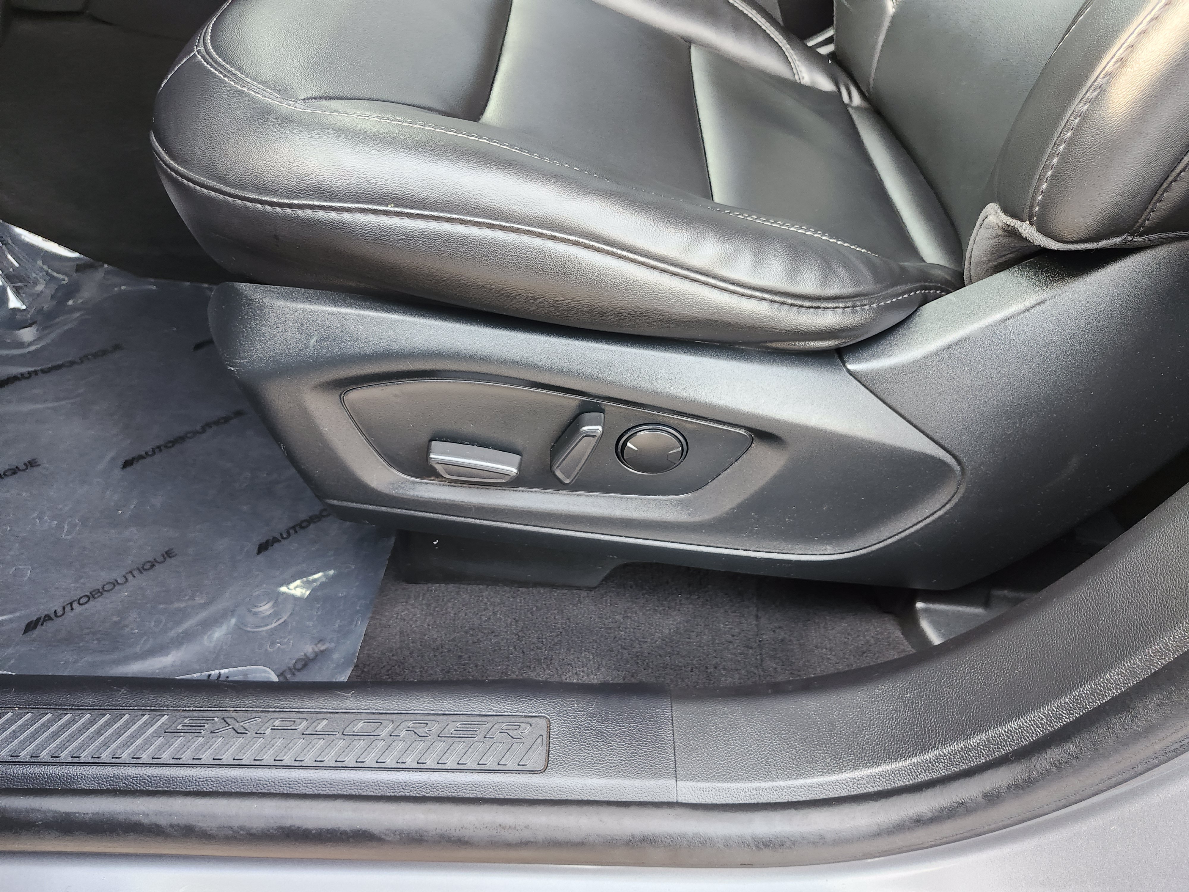 Used 2024 Ford Explorer XLT w/ Equipment Group 202A RWD image 24