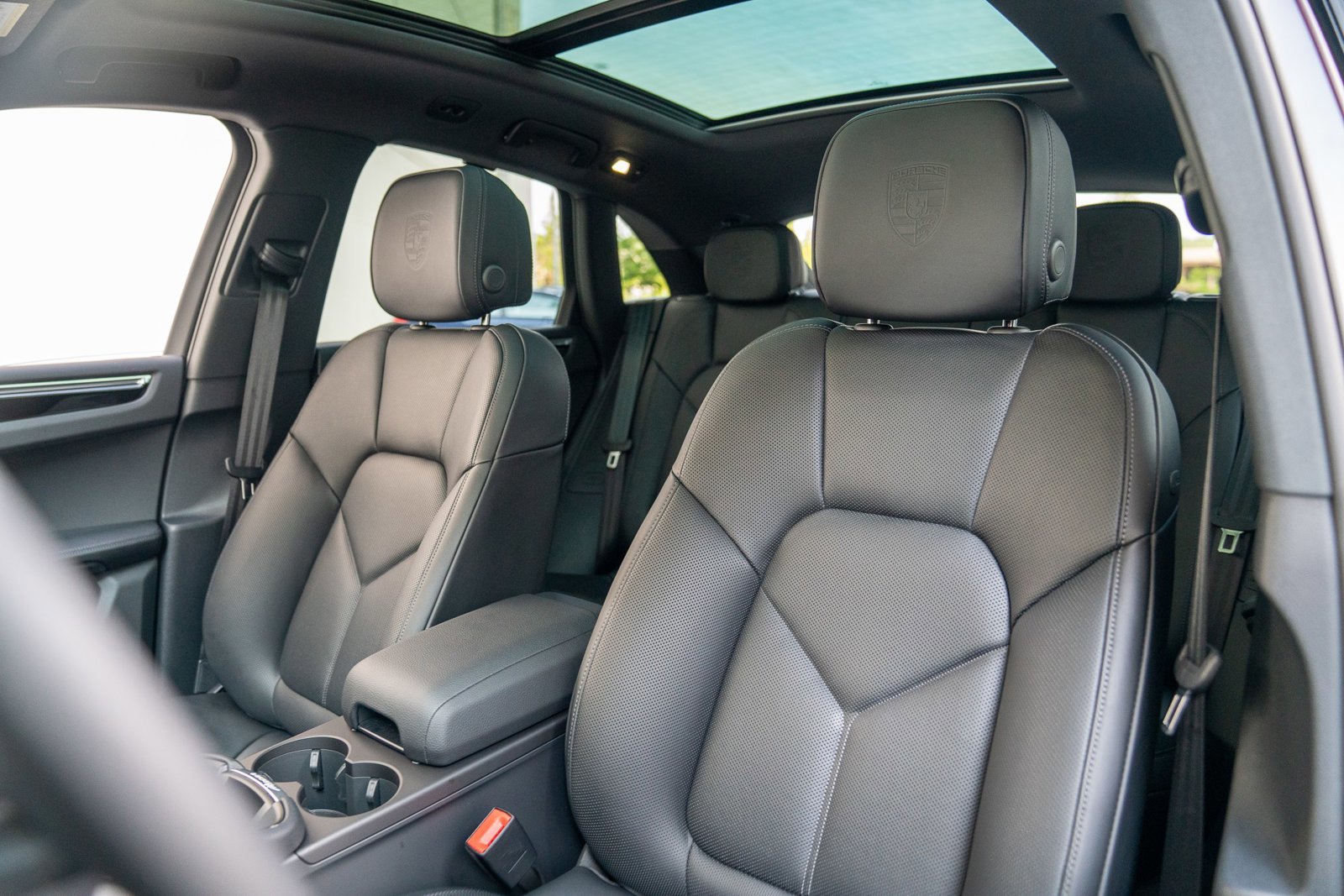 Certified 2025 Porsche Macan AWD/4WD image 5