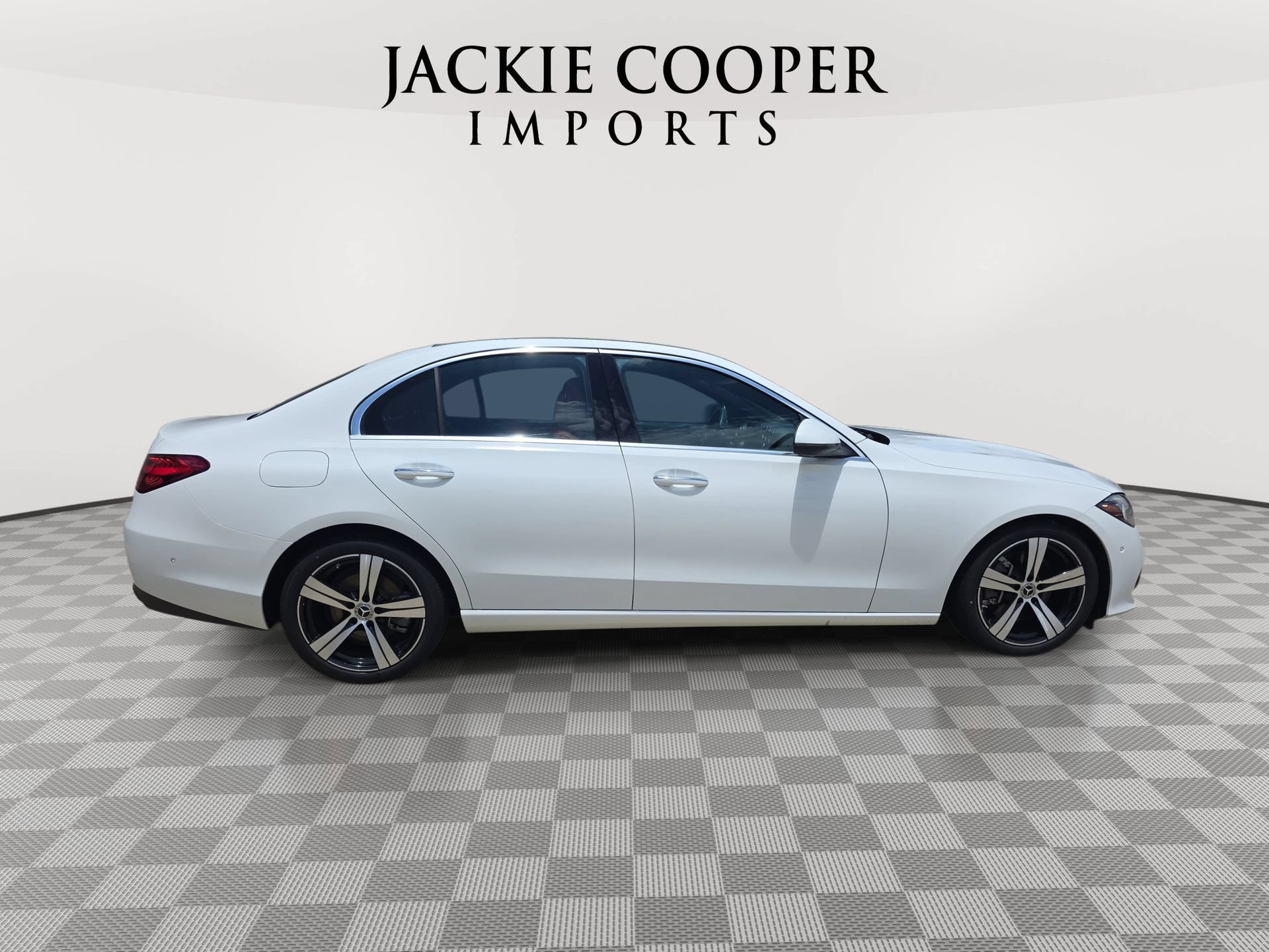 Used 2025 Mercedes-Benz C 300 4MATIC Sedan image 4