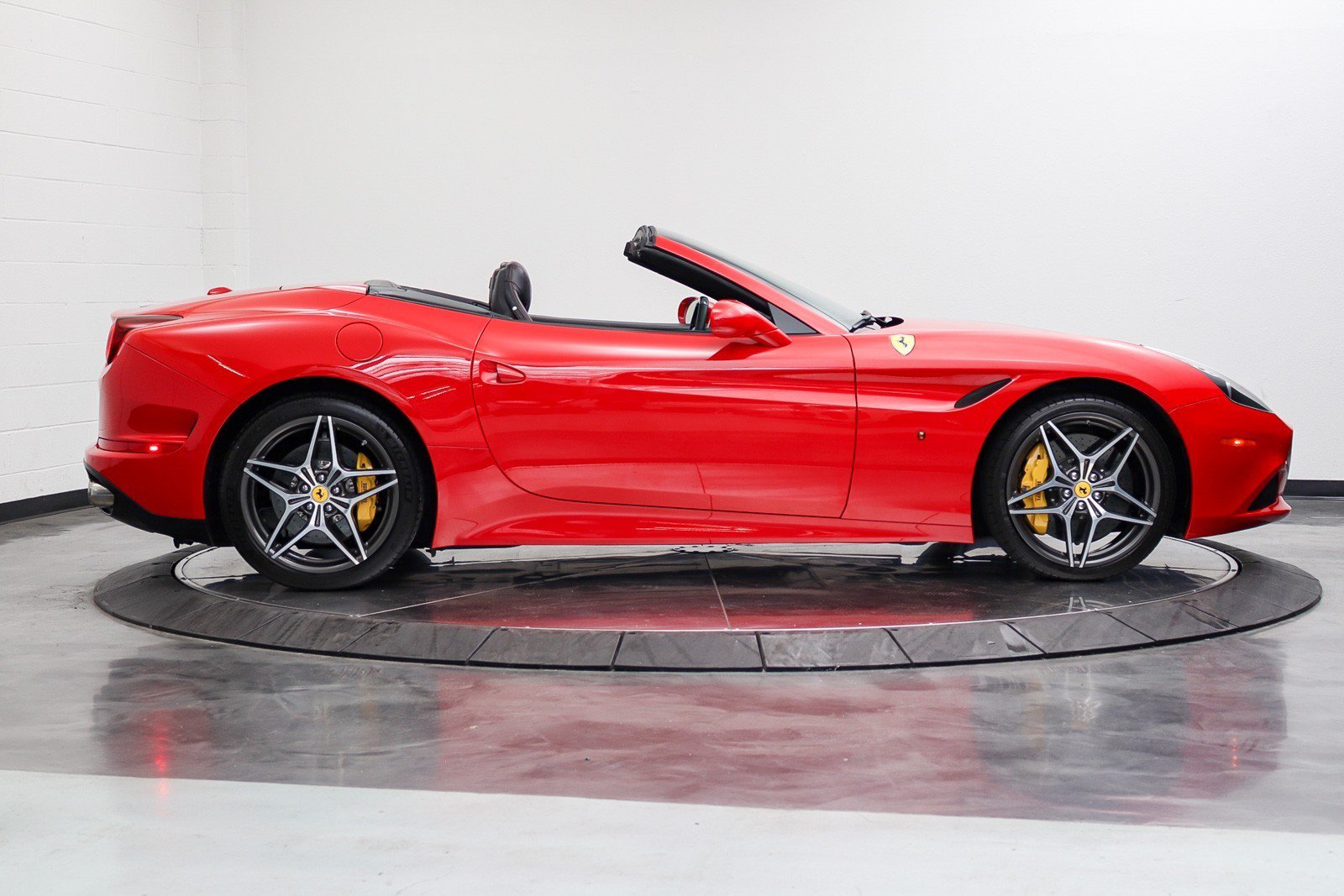Used 2016 Ferrari California T RWD image 10