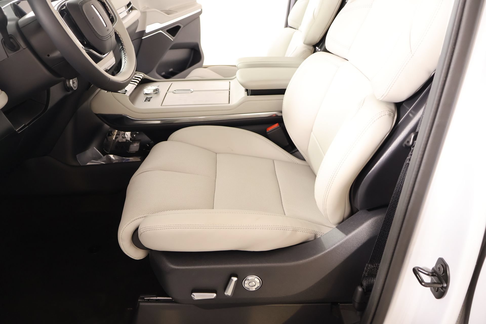 New 2026 Lincoln Navigator Premiere AWD/4WD image 12