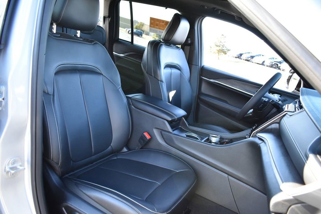 Certified 2025 Jeep Grand Cherokee Limited w/ Luxury Tech Group II image 31