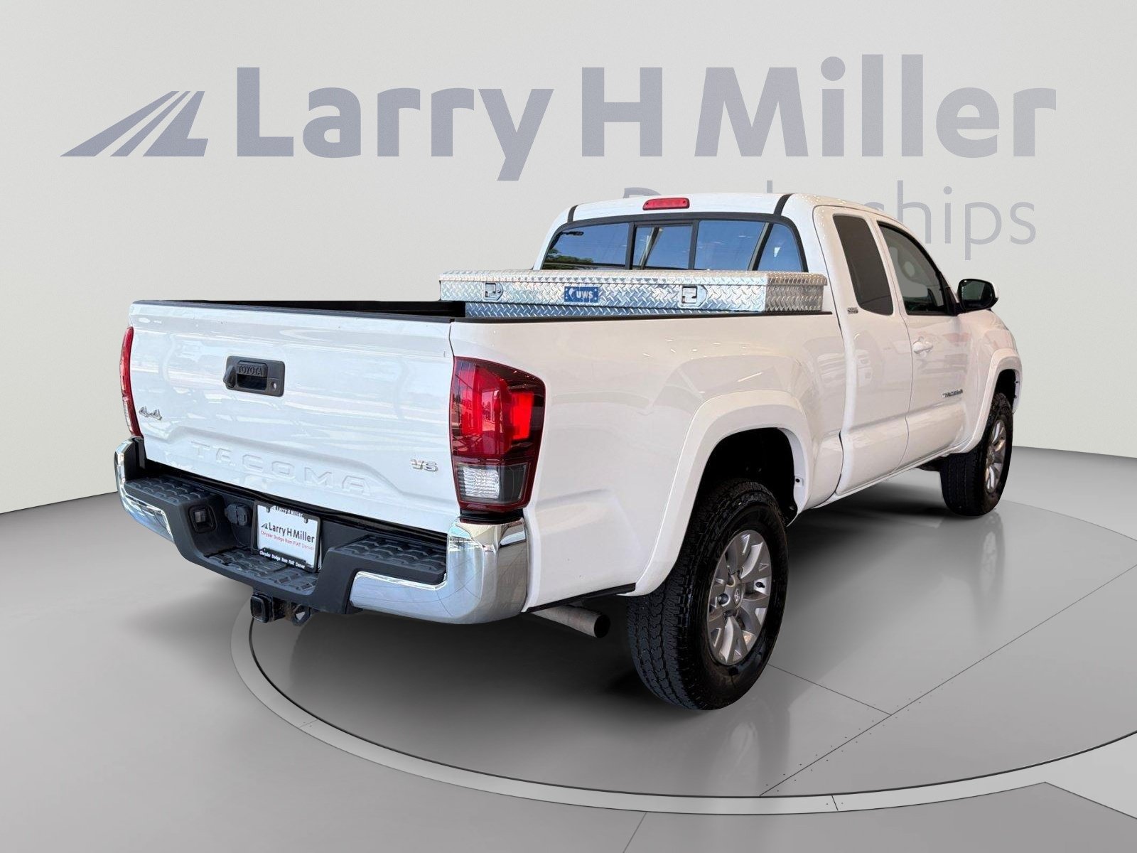 Used 2018 Toyota Tacoma SR5 AWD/4WD image 5