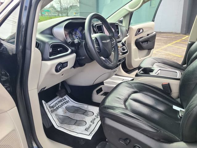 Used 2022 Chrysler Pacifica Touring-L FWD image 13