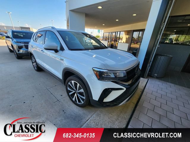 Used 2024 Volkswagen Taos SE FWD image 1