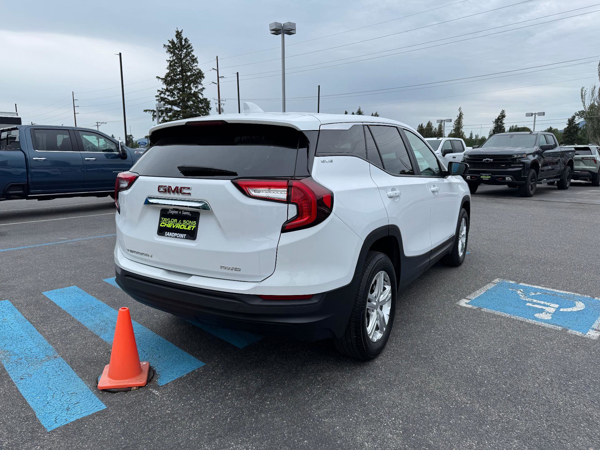 Used 2024 GMC Terrain SLE image 7