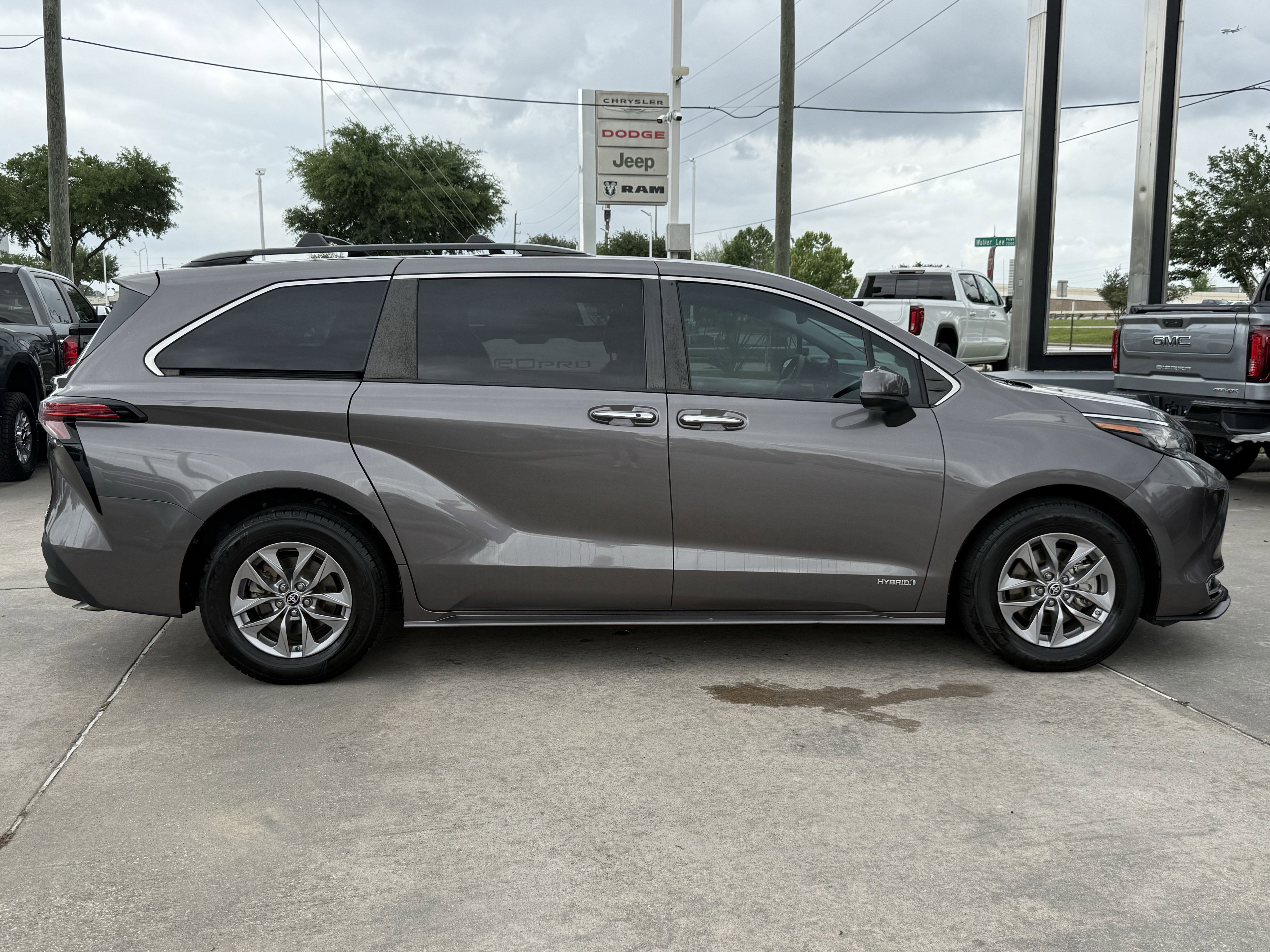 Used 2021 Toyota Sienna XLE w/ XLE Plus Package image 3