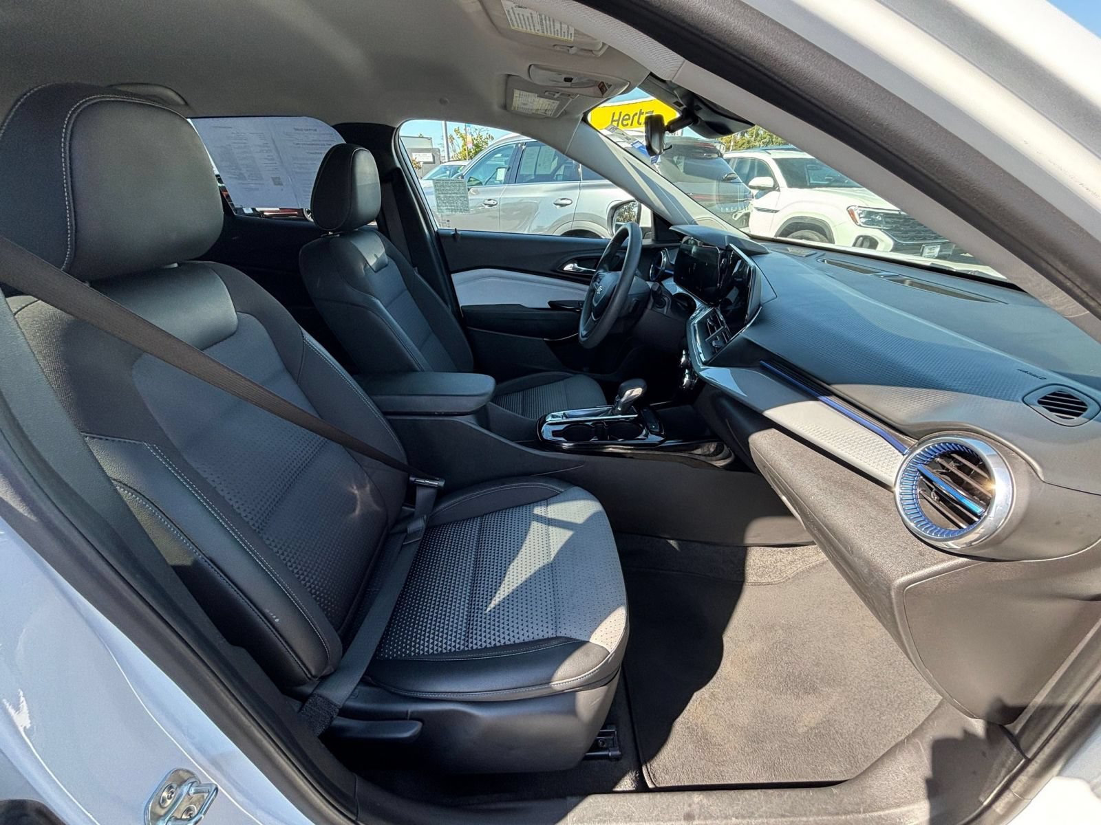 Used 2025 Chevrolet Trax LT FWD image 25