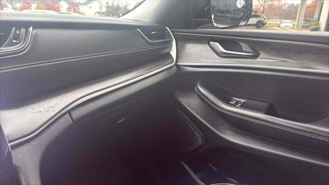 Used 2023 Jeep Grand Cherokee Limited w/ Black Appearance Package image 19