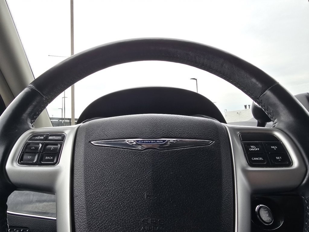 Used 2015 Chrysler Town & Country Touring-L w/ Driver Convenience Group image 22