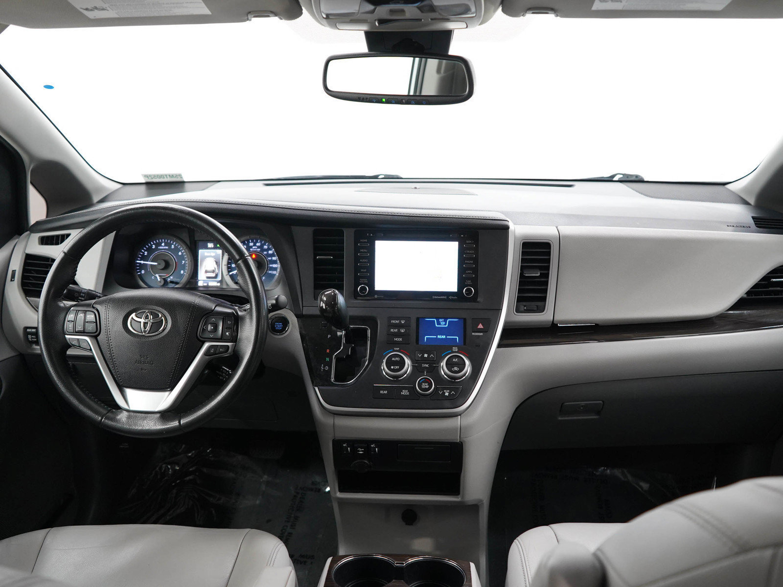 Used 2020 Toyota Sienna XLE w/ XLE Navigation Package FWD image 14