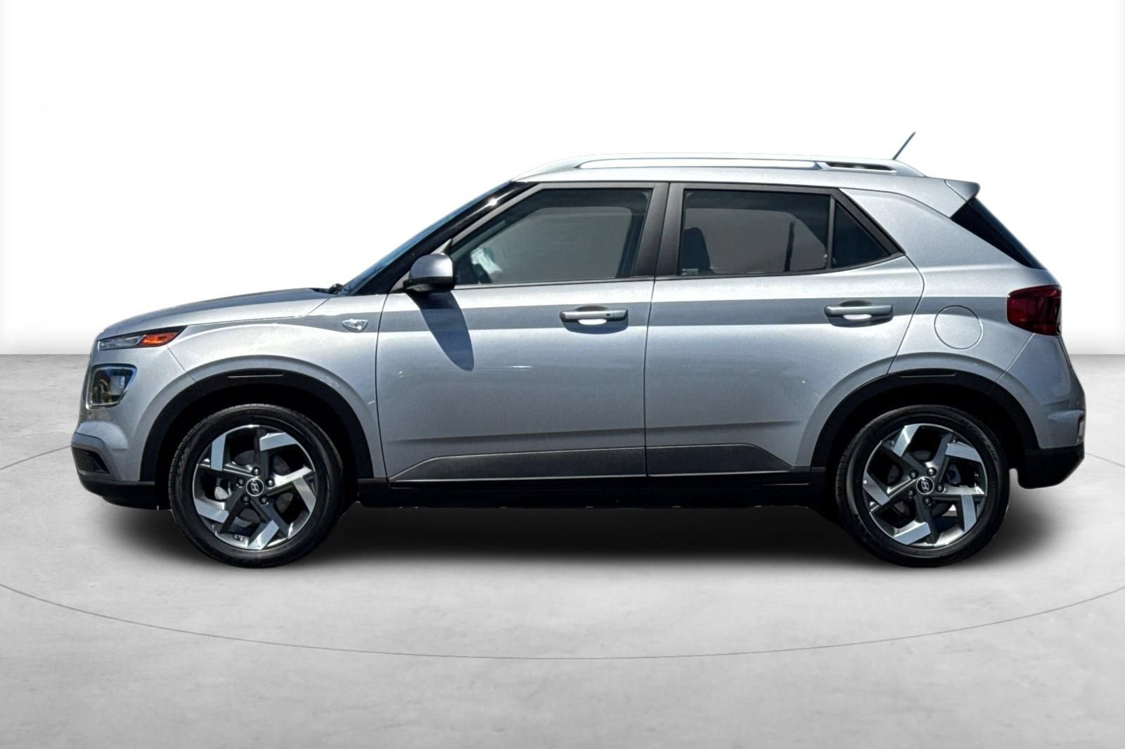 Used 2025 Hyundai Venue SEL FWD image 3