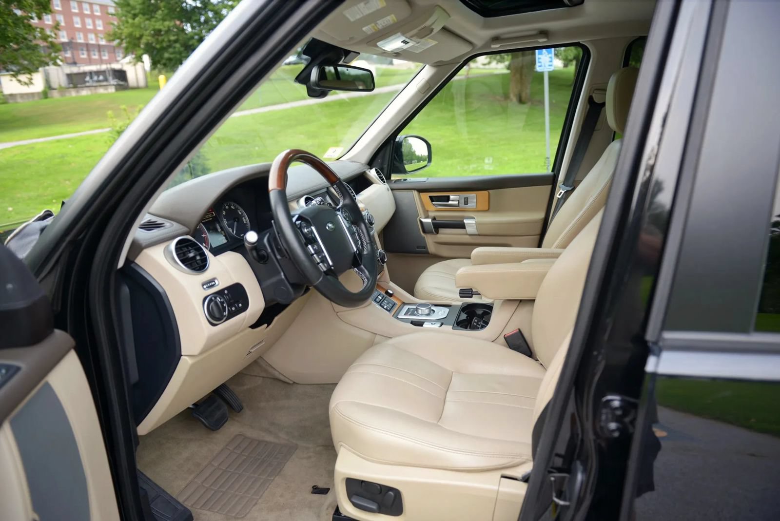 Used 2016 Land Rover LR4 HSE Silver Edition AWD/4WD image 36