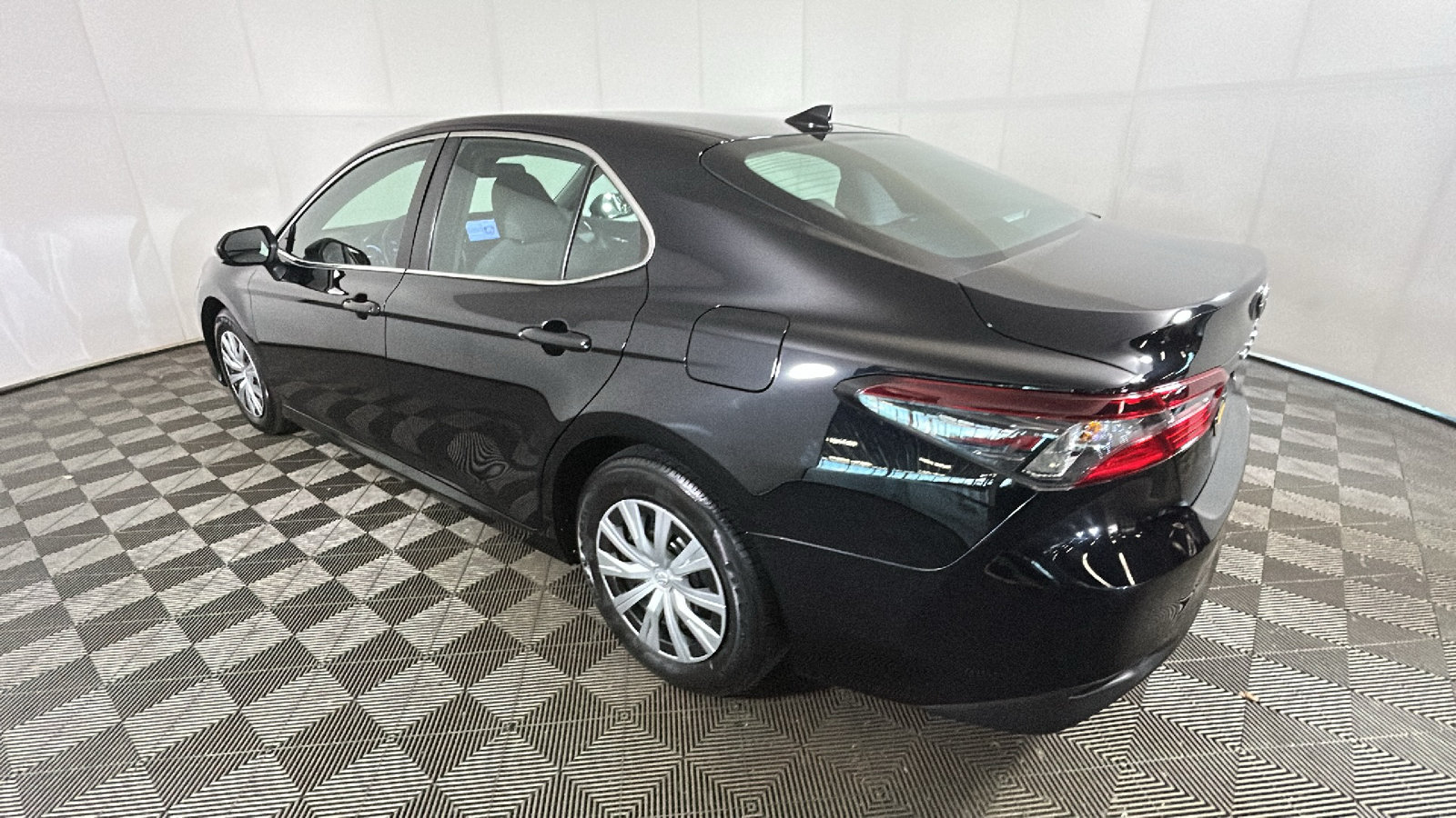 Used 2023 Toyota Camry LE FWD image 4