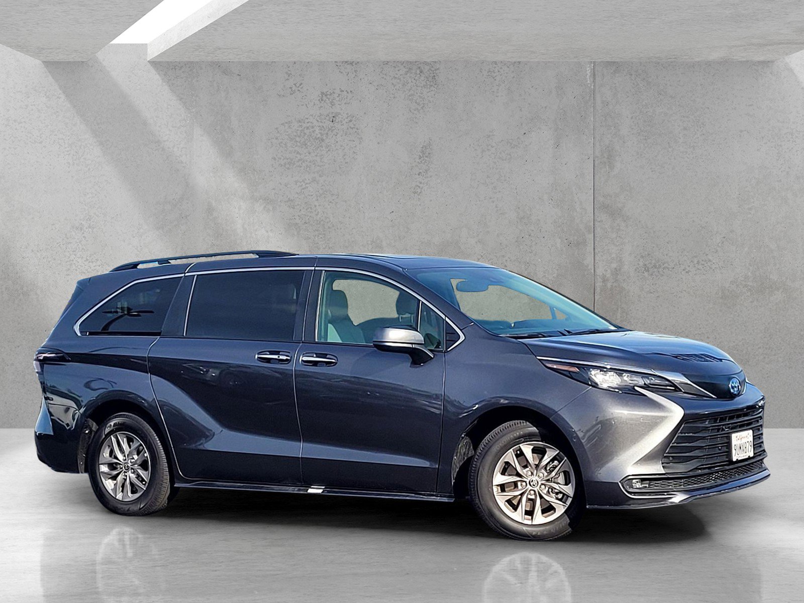 Used 2025 Toyota Sienna XLE image 3