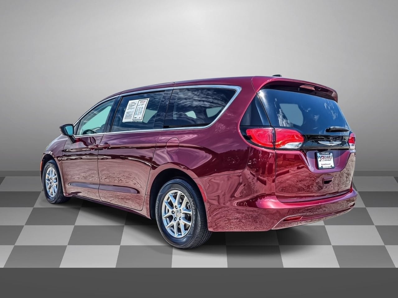 Used 2023 Chrysler Voyager LX FWD image 4