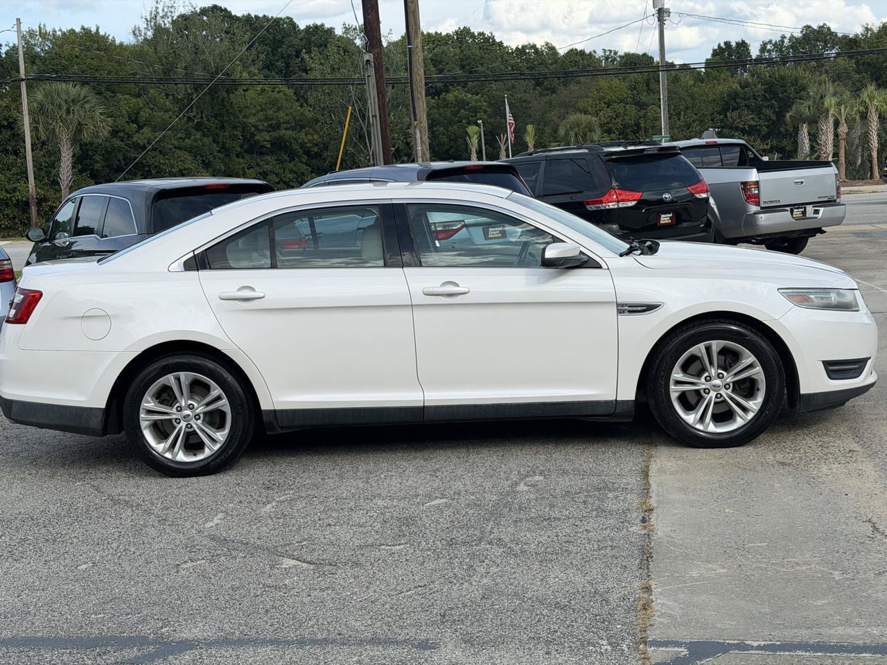 Used 2013 Ford Taurus SEL FWD image 5
