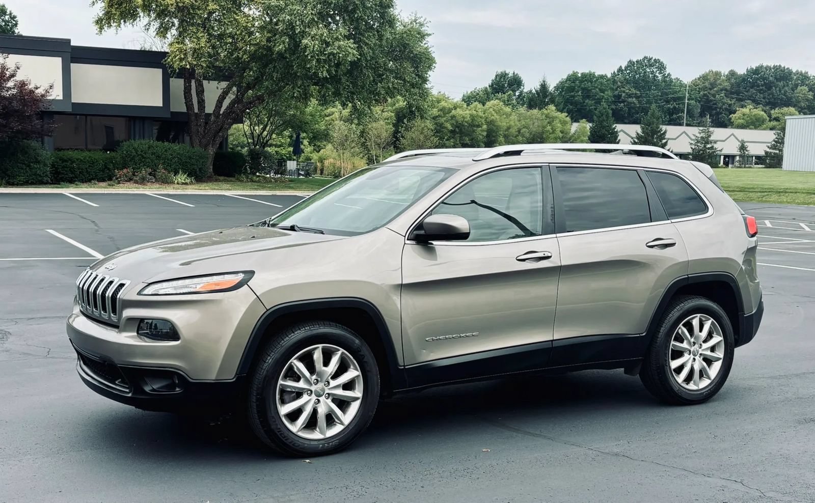 Used 2017 Jeep Cherokee Limited w/ Trailer Tow Group AWD/4WD image 6