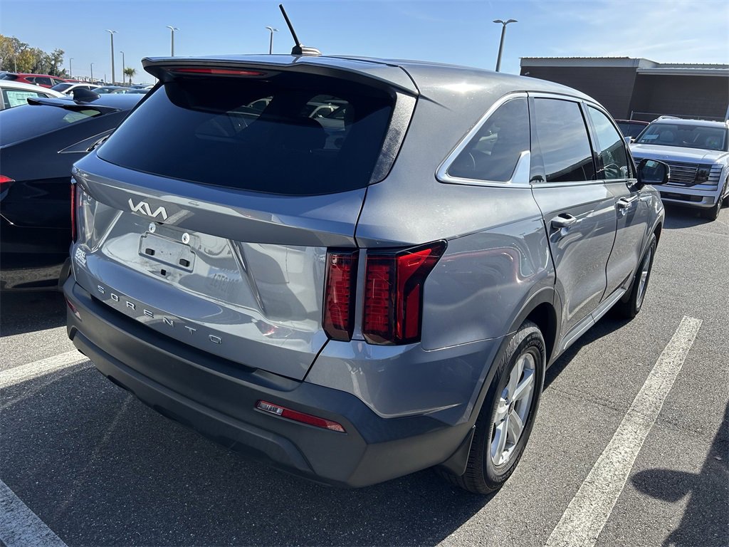 Used 2022 Kia Sorento LX image 2